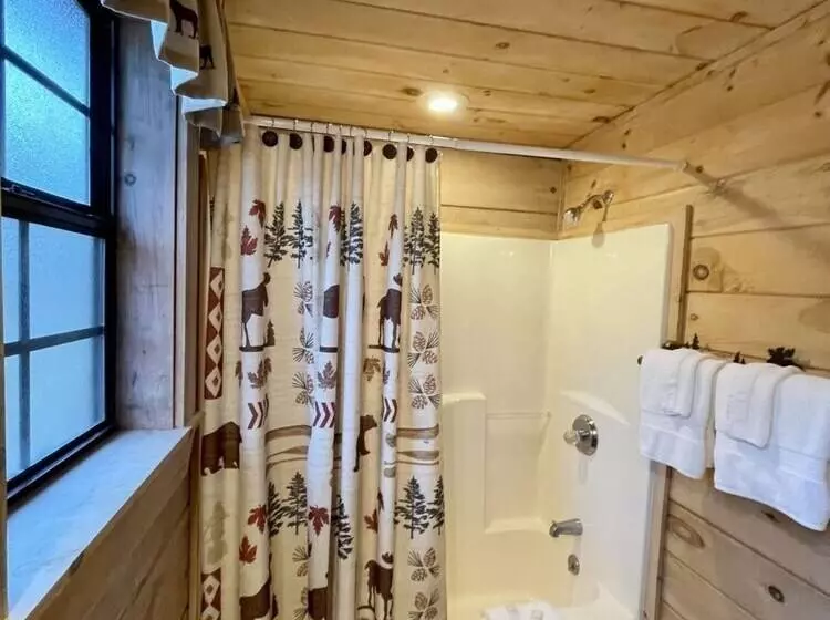Private And Perfect!   Hot Tub, King Bed, Fireplace   Dog And Motorcycle Friendly Studio Cabin By Re