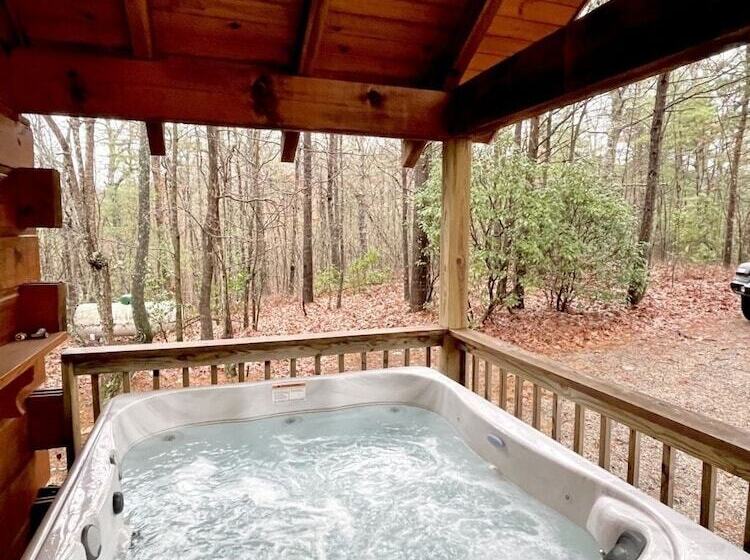 Romantic, Pet Friendly Cabin With Private Hot Tub, Washer/dryer And Full Kitchen Studio Cabin By Red