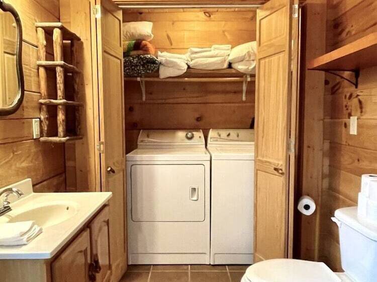 Romantic, Pet Friendly Cabin With Private Hot Tub, Washer/dryer And Full Kitchen Studio Cabin By Red