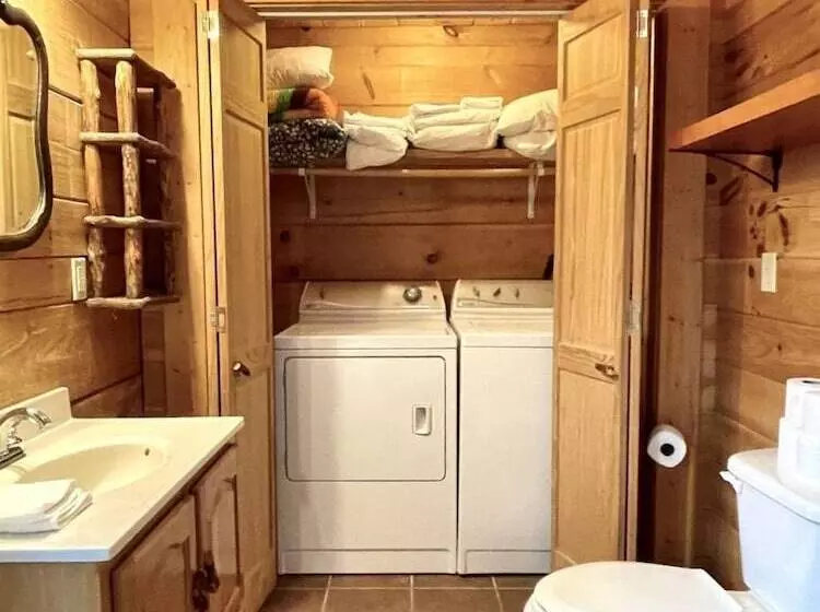 Romantic, Pet Friendly Cabin With Private Hot Tub, Washer/dryer And Full Kitchen Studio Cabin By Red