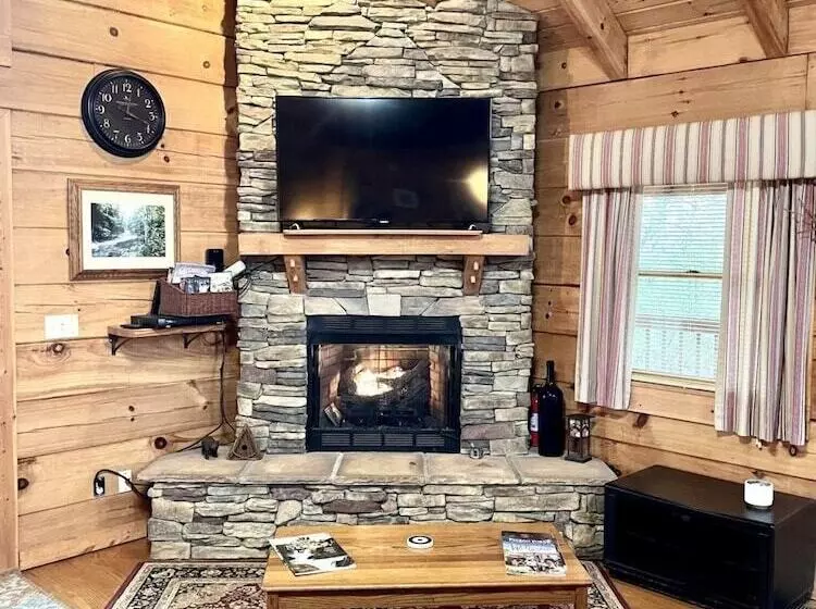 Romantic, Pet Friendly Cabin With Private Hot Tub, Washer/dryer And Full Kitchen Studio Cabin By Red