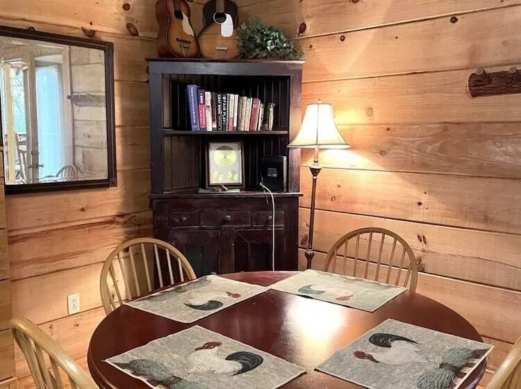 Romantic, Pet Friendly Cabin With Private Hot Tub, Washer/dryer And Full Kitchen Studio Cabin By Red
