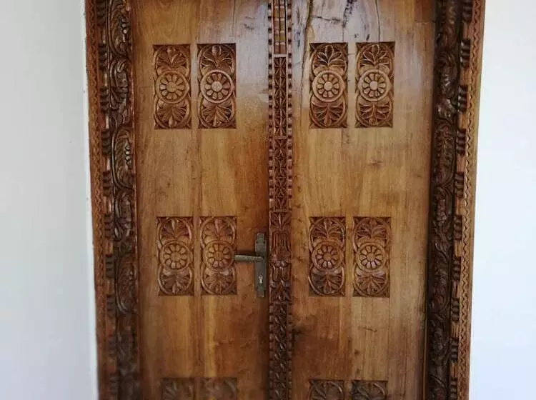 Salhiya Lodge   Hostel