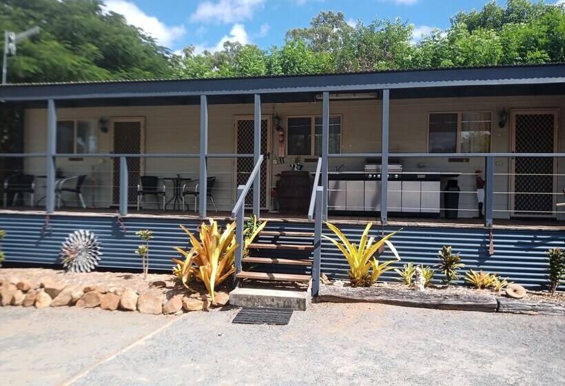 Отель Silver Wattle Caravan Park