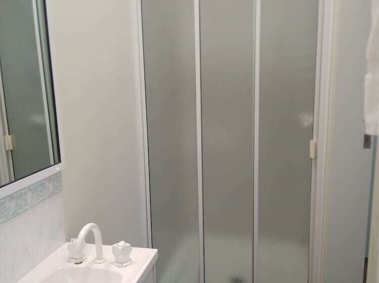 Отель Silver Wattle Caravan Park