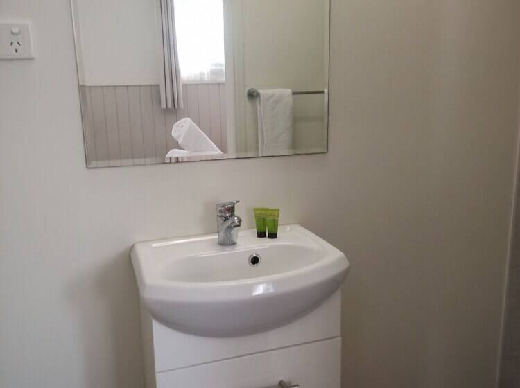 Отель Silver Wattle Caravan Park