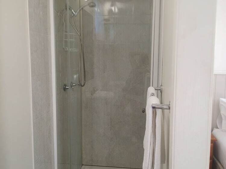 Отель Silver Wattle Caravan Park