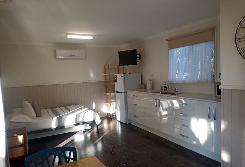 Отель Silver Wattle Caravan Park