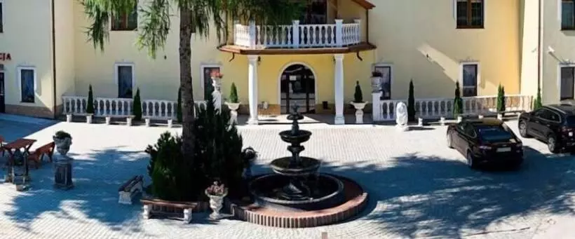 Hotelli & Spa Antyczny Dwór