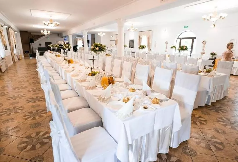 Hotelli & Spa Antyczny Dwór