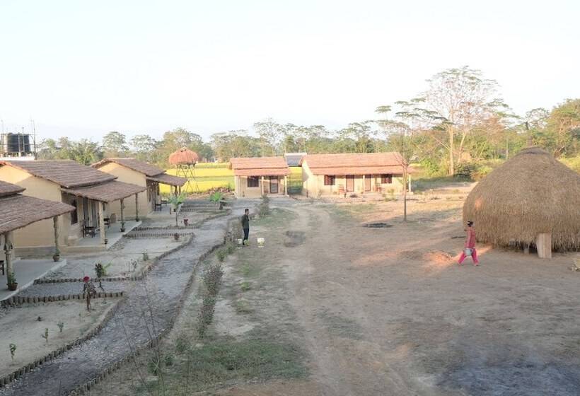 هتل Tharu Community Lodge
