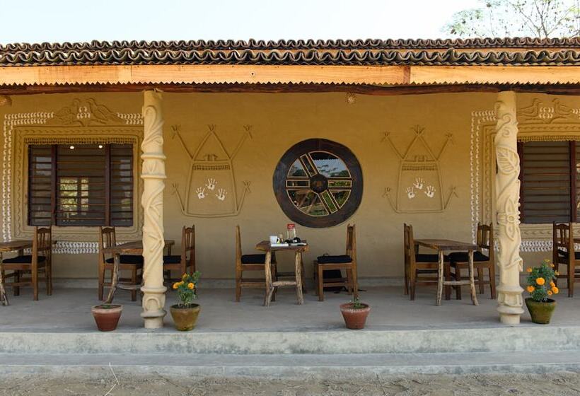هتل Tharu Community Lodge