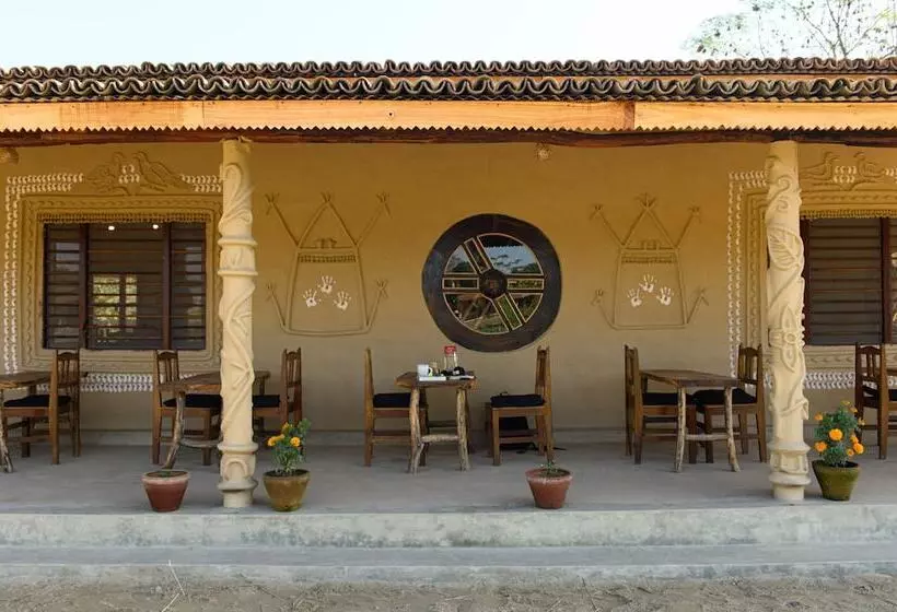 هتل Tharu Community Lodge