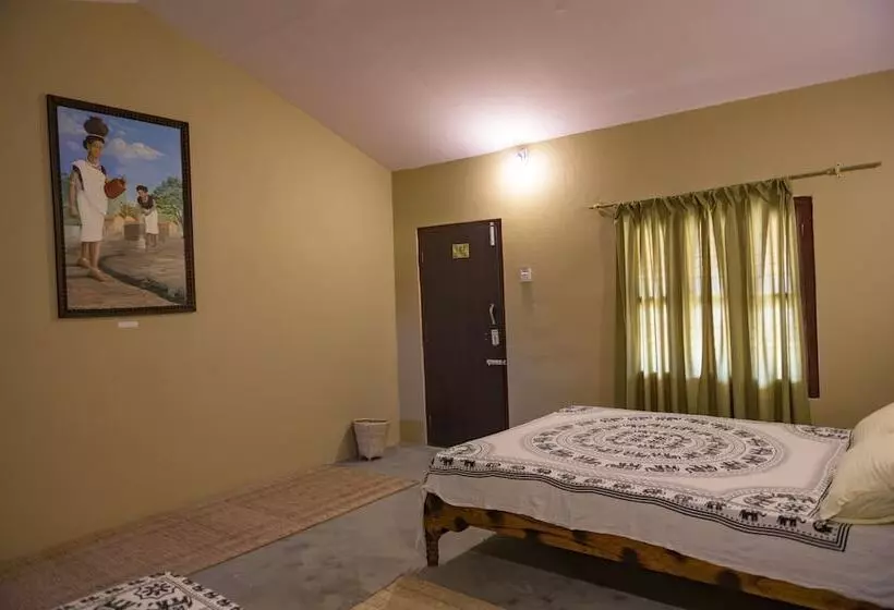 هتل Tharu Community Lodge