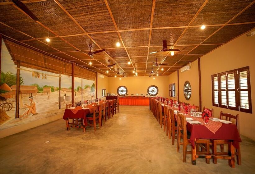 هتل Tharu Community Lodge