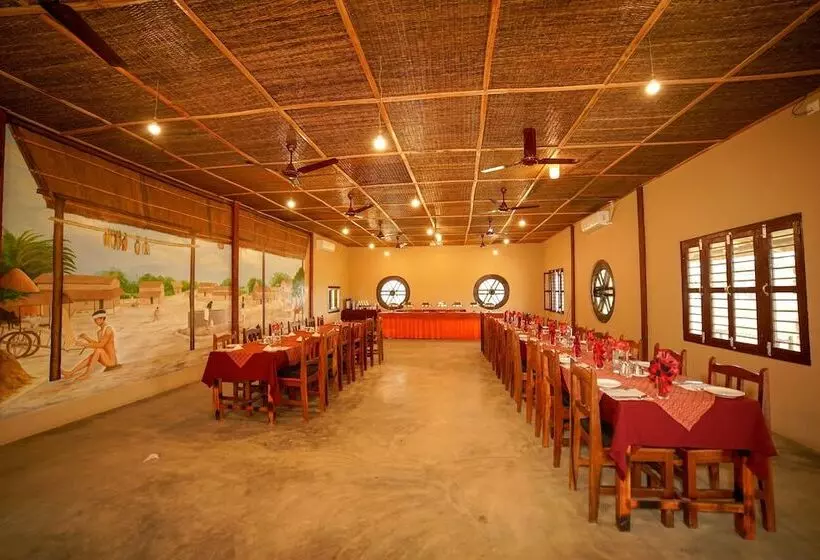 هتل Tharu Community Lodge