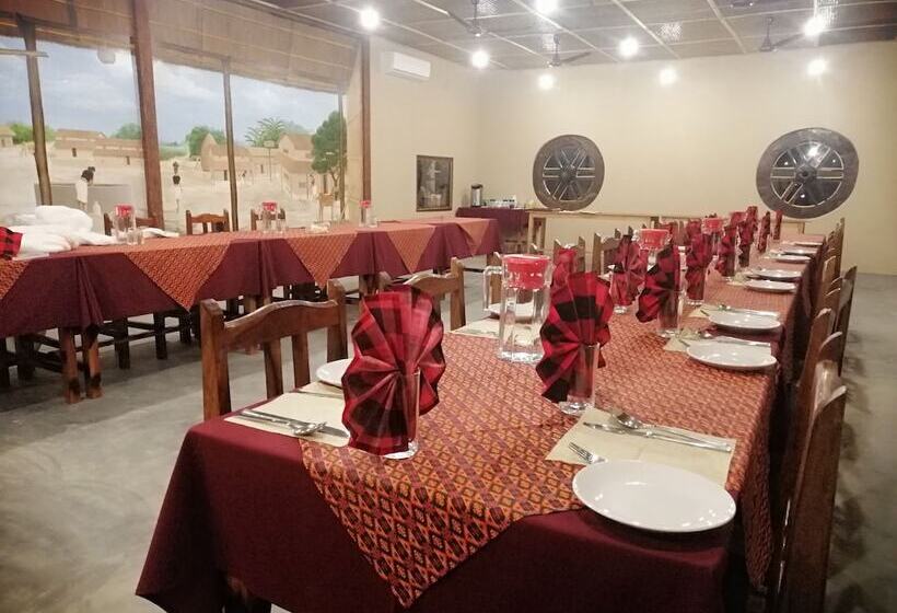 هتل Tharu Community Lodge