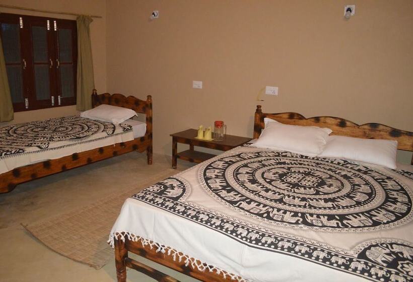 هتل Tharu Community Lodge