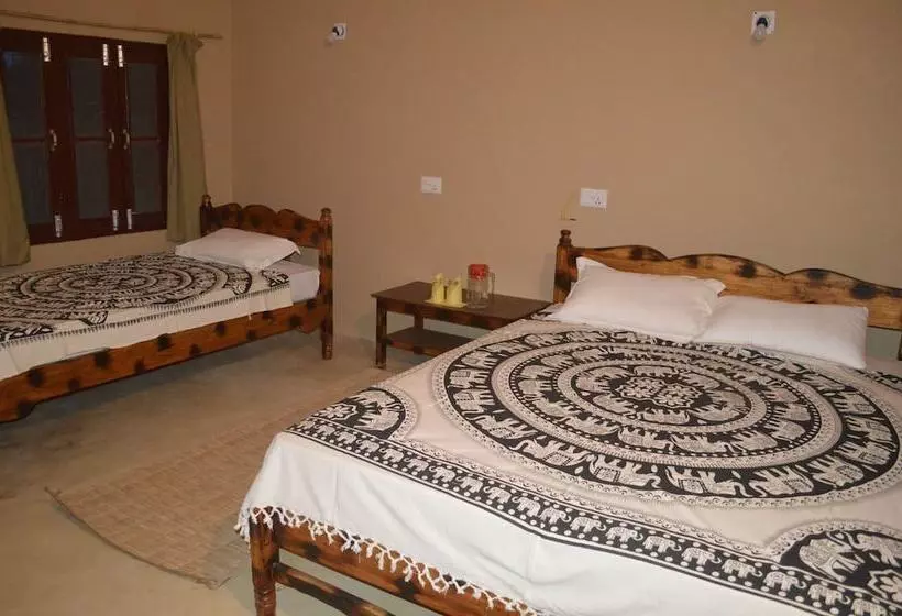 هتل Tharu Community Lodge