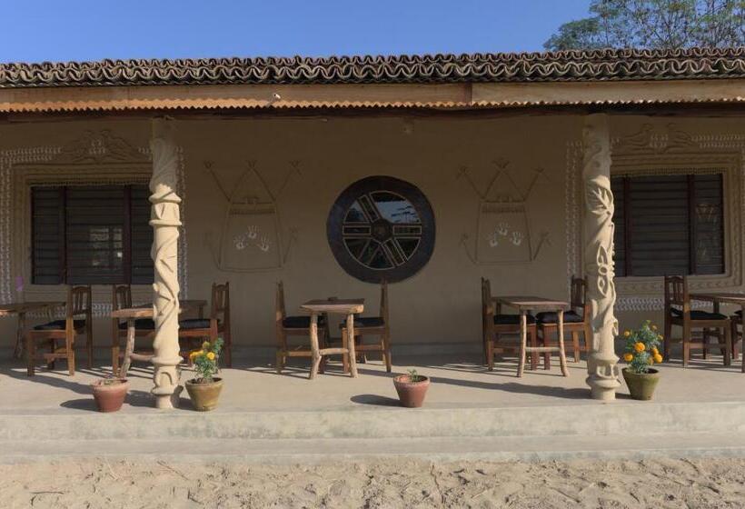 هتل Tharu Community Lodge