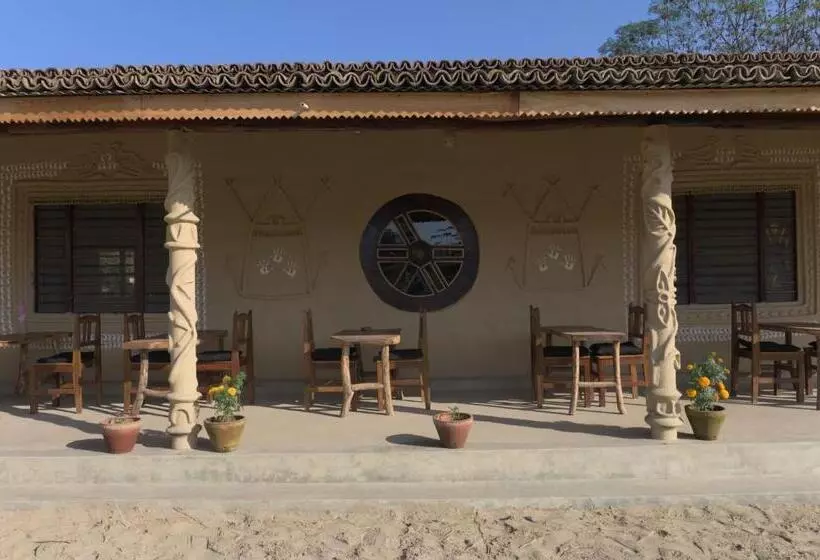 هتل Tharu Community Lodge