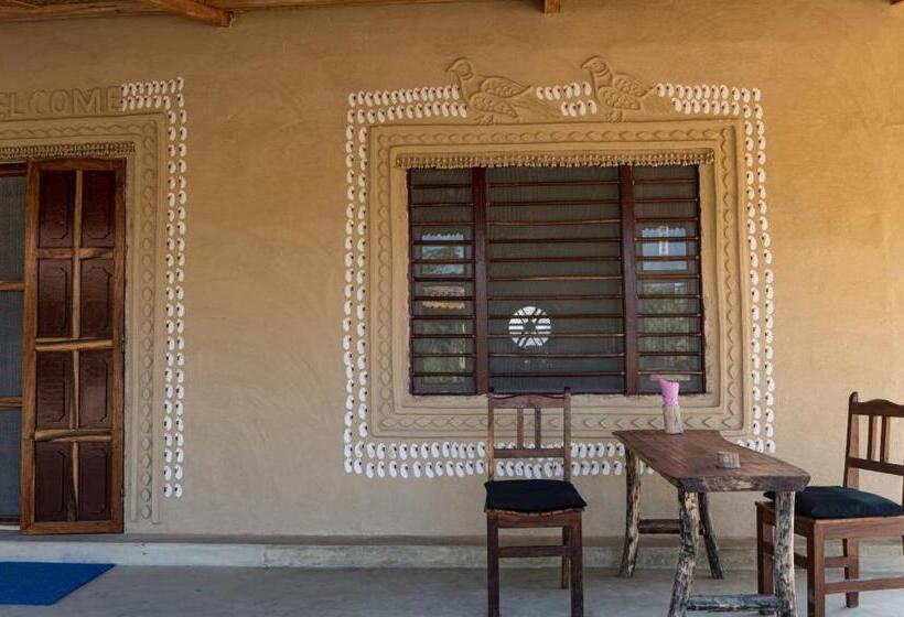 هتل Tharu Community Lodge