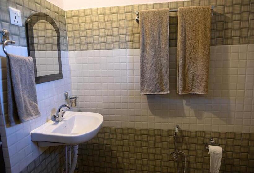 هتل Tharu Community Lodge