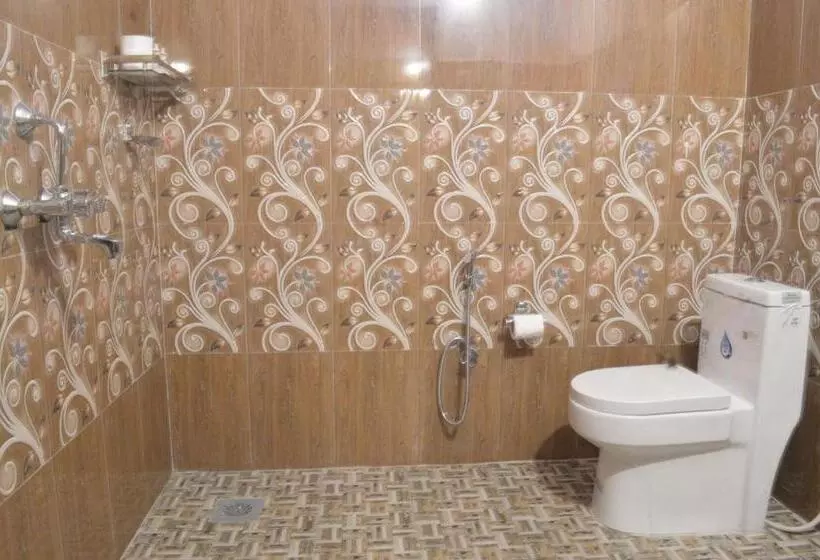 هتل Tharu Community Lodge