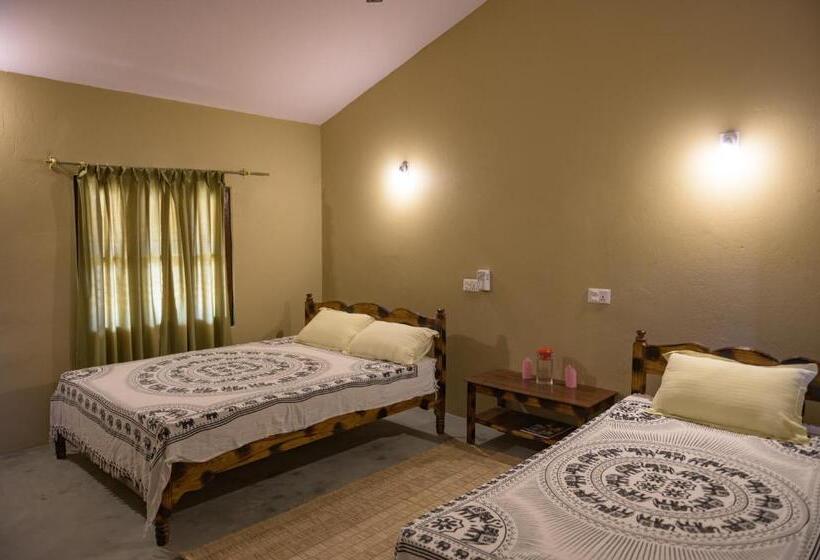 هتل Tharu Community Lodge