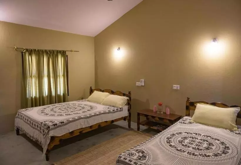 هتل Tharu Community Lodge