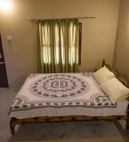 هتل Tharu Community Lodge