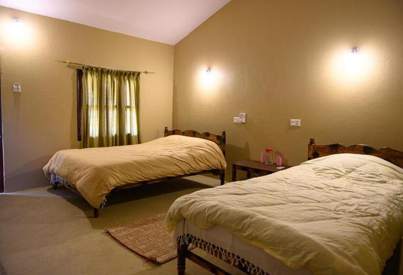 هتل Tharu Community Lodge