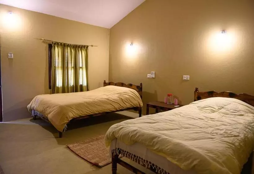 هتل Tharu Community Lodge