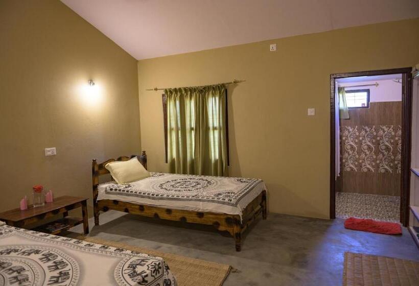 هتل Tharu Community Lodge