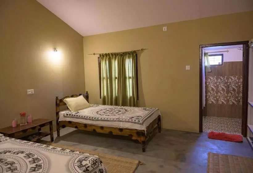 هتل Tharu Community Lodge