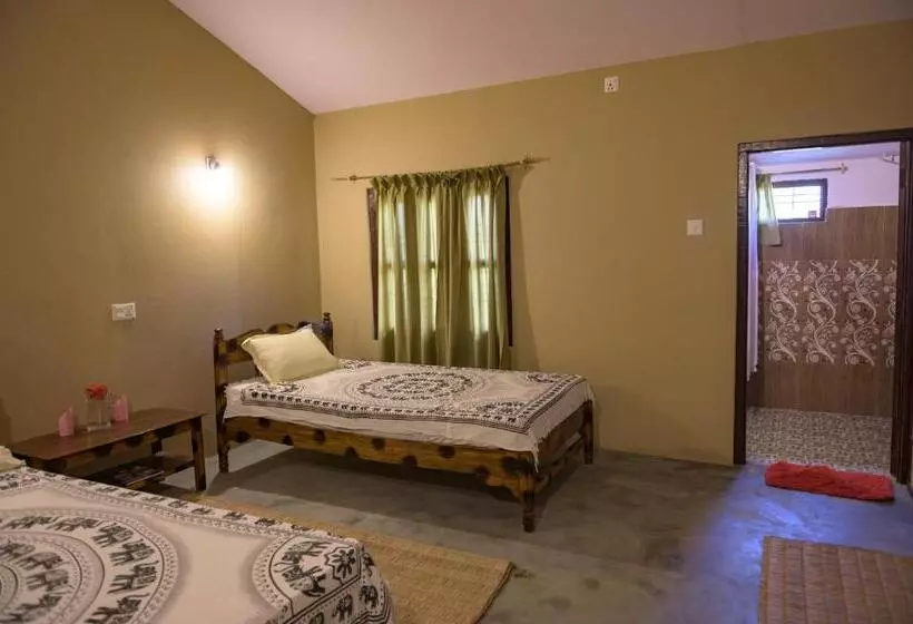 هتل Tharu Community Lodge