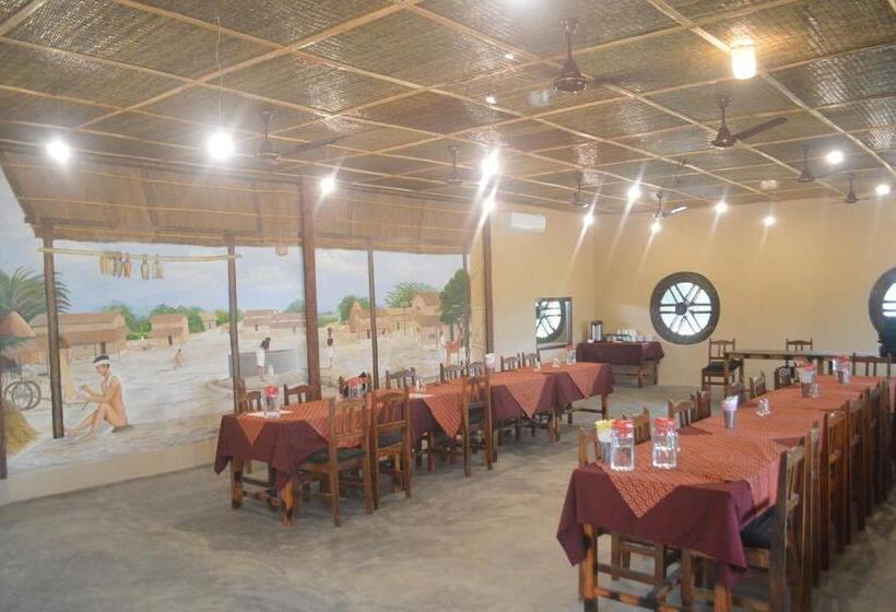هتل Tharu Community Lodge