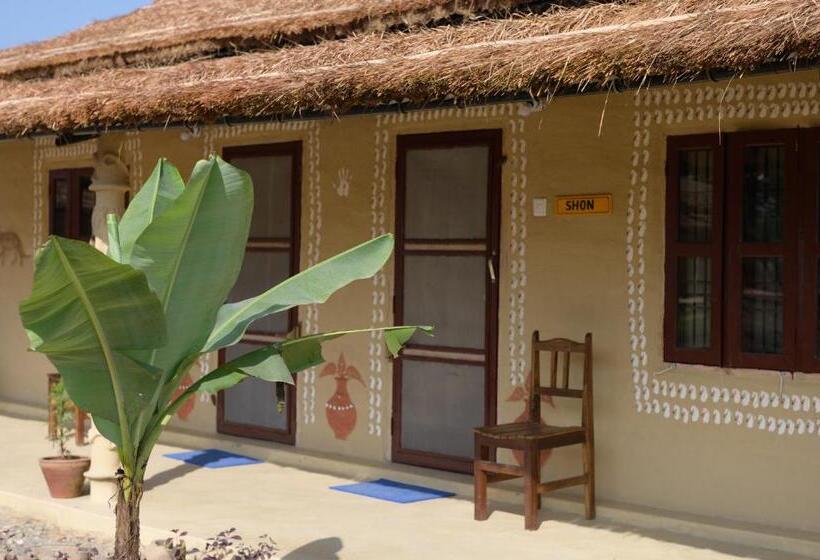 هتل Tharu Community Lodge