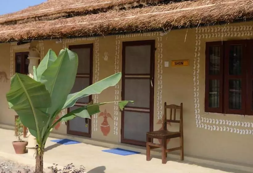 هتل Tharu Community Lodge
