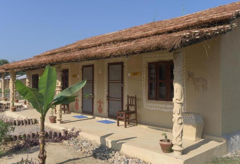 هتل Tharu Community Lodge
