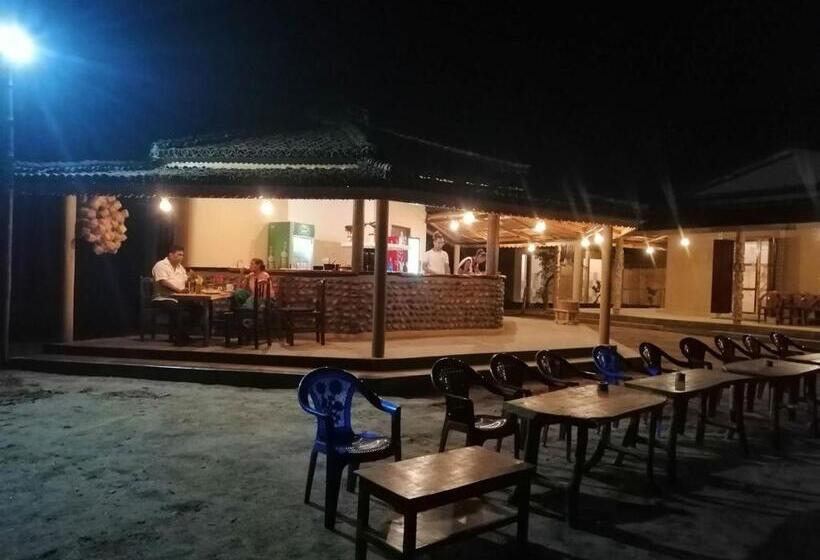 هتل Tharu Community Lodge