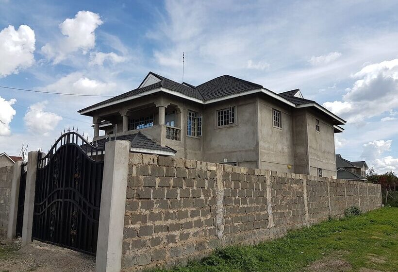 Maggys Airport Guest House   Hostel