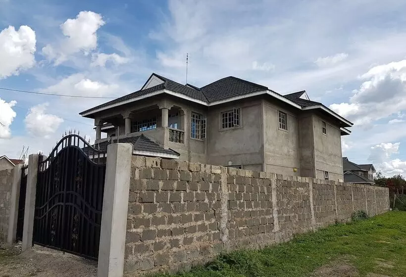 Maggys Airport Guest House   Hostel