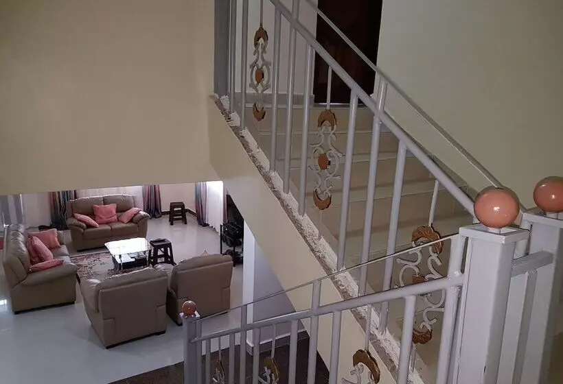 Maggys Airport Guest House   Hostel