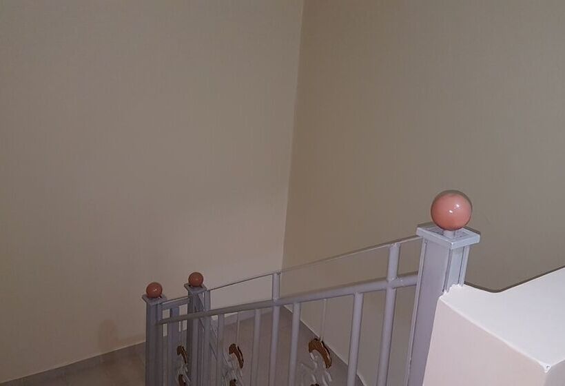 Maggys Airport Guest House   Hostel