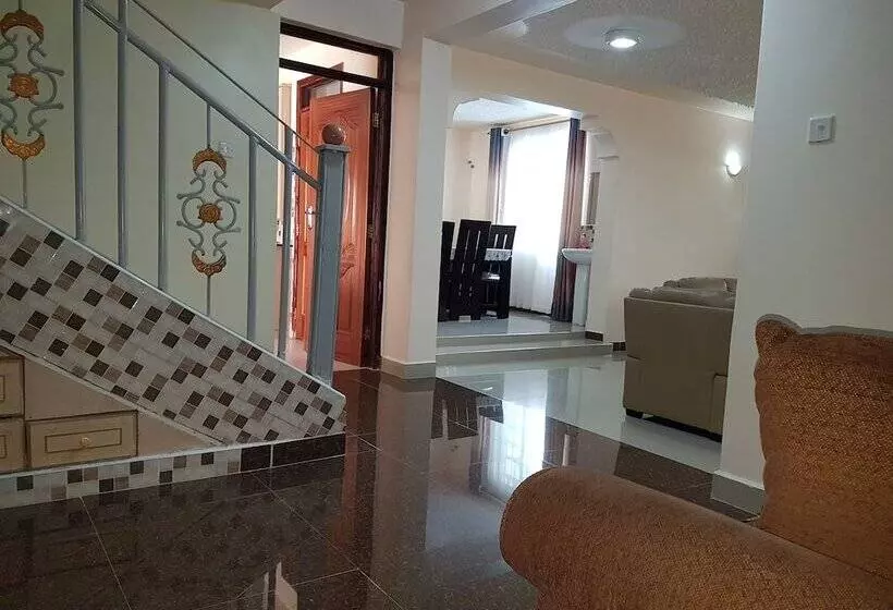 Maggys Airport Guest House   Hostel