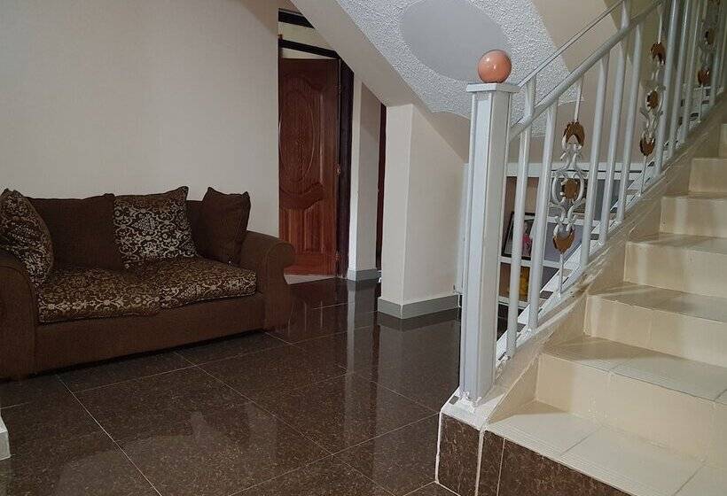 Maggys Airport Guest House   Hostel