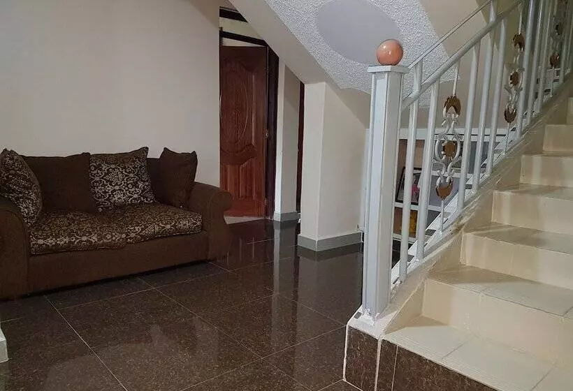 Maggys Airport Guest House   Hostel