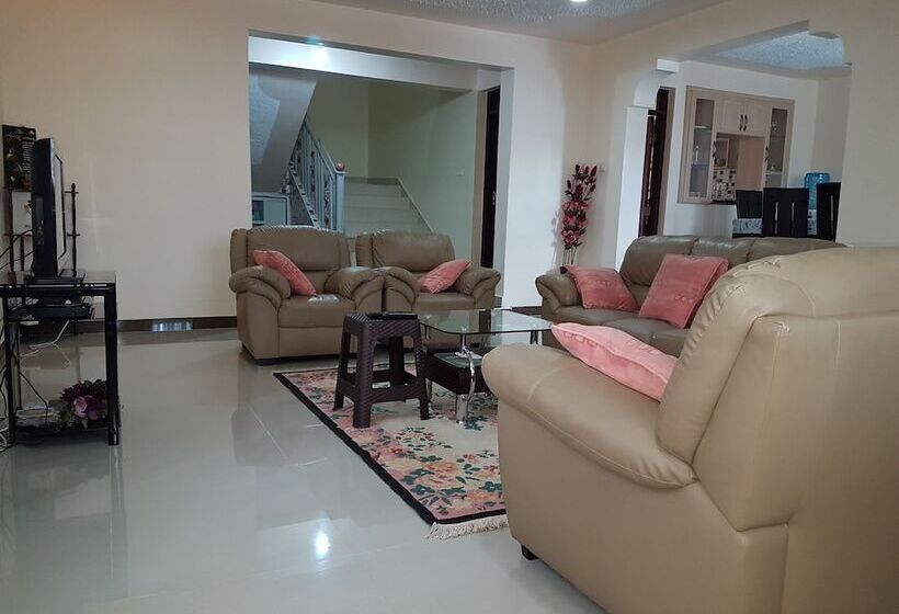 Maggys Airport Guest House   Hostel