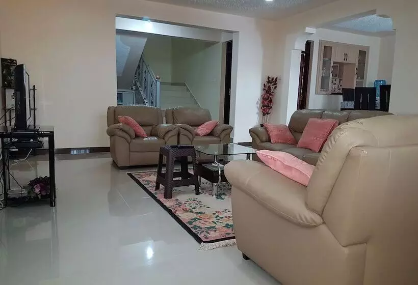 Maggys Airport Guest House   Hostel